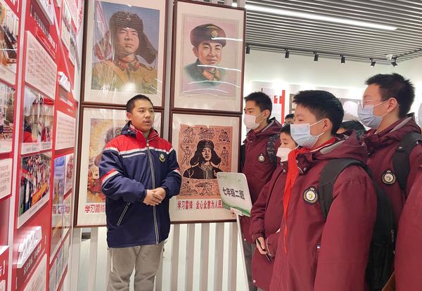 8同学们参观学习雷锋精神主题展示馆 (1)